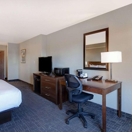 Days Inn & Suites By Wyndham Йорктон Экстерьер фото