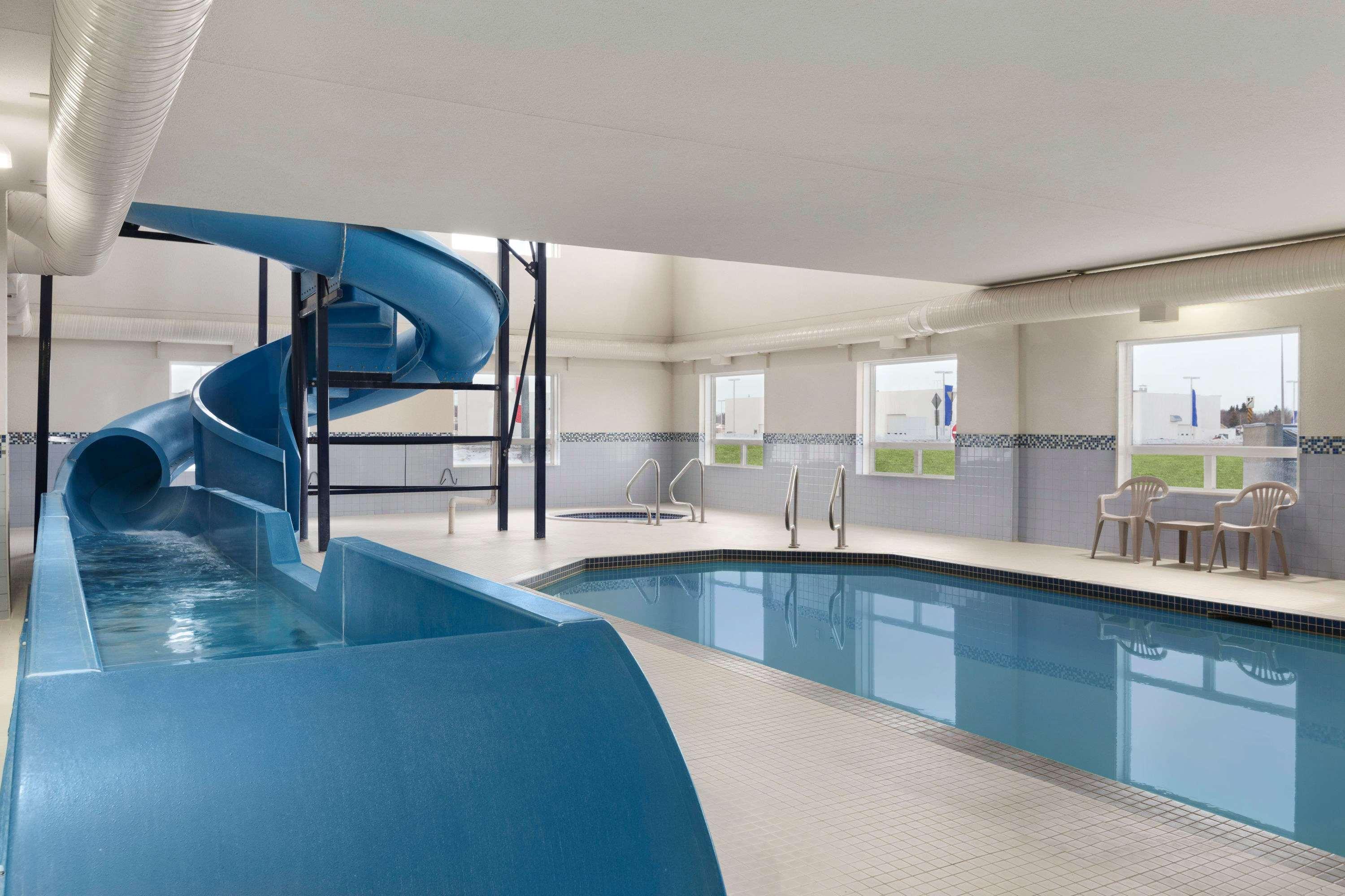 Days Inn & Suites By Wyndham Йорктон Экстерьер фото