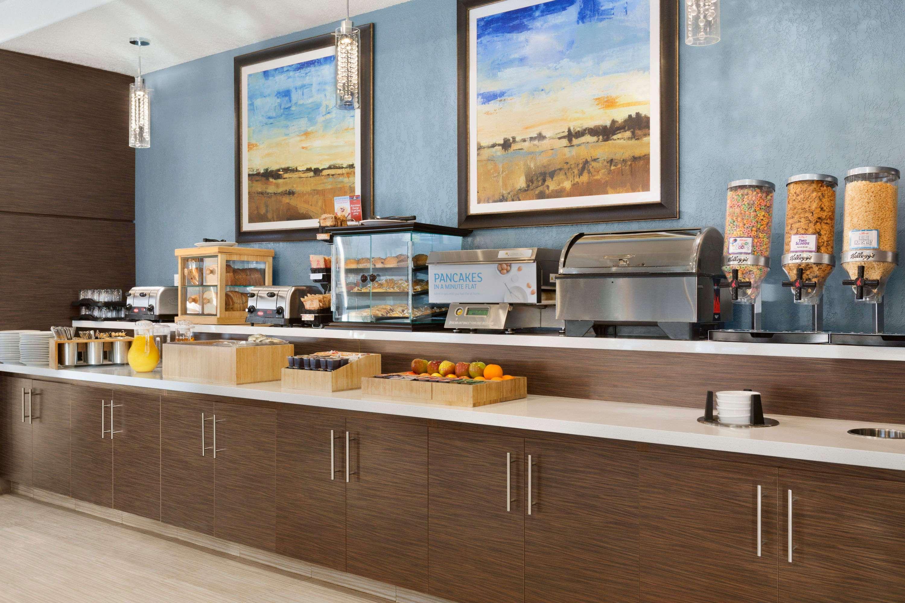 Days Inn & Suites By Wyndham Йорктон Экстерьер фото