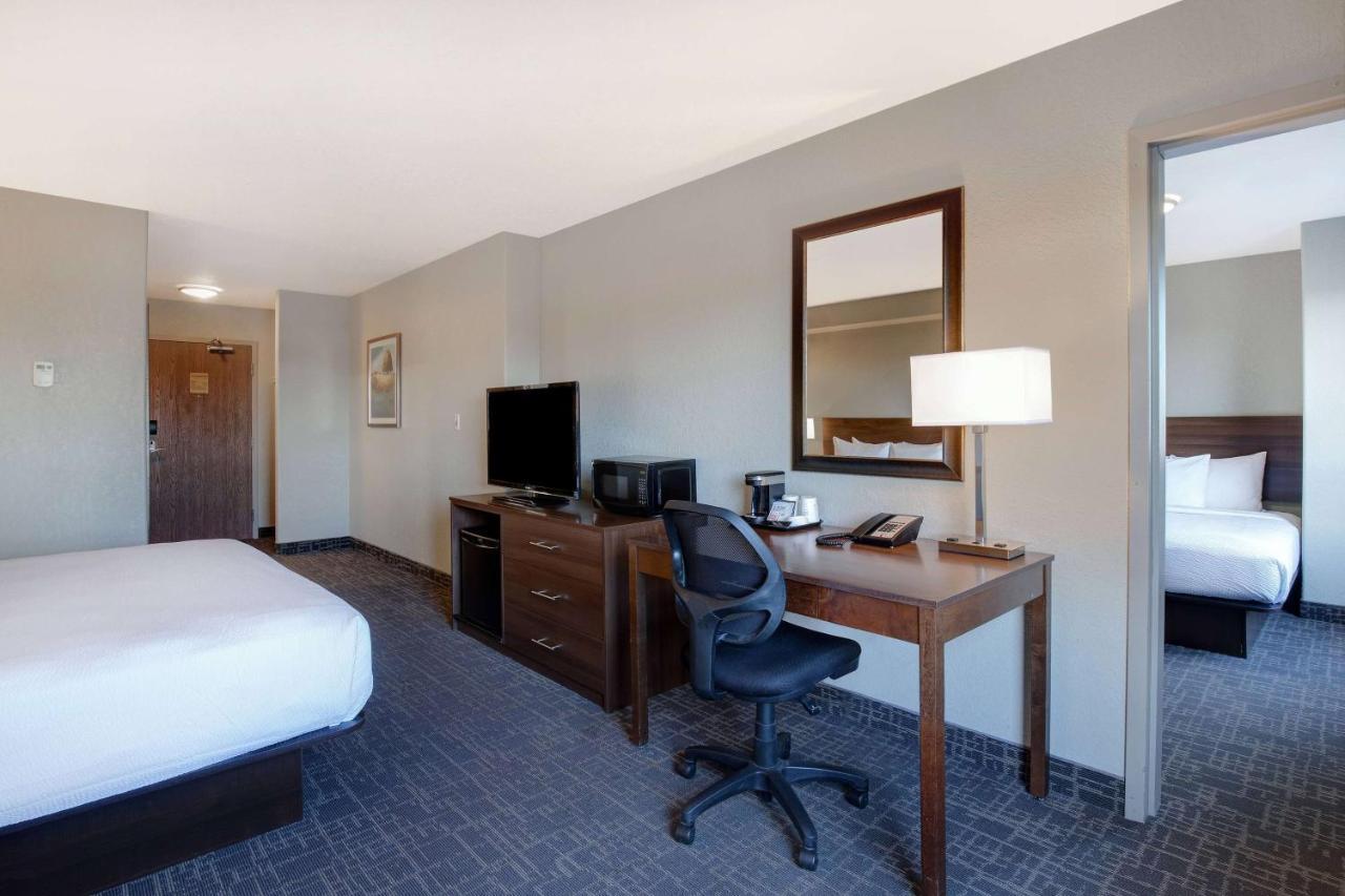 Days Inn & Suites By Wyndham Йорктон Экстерьер фото