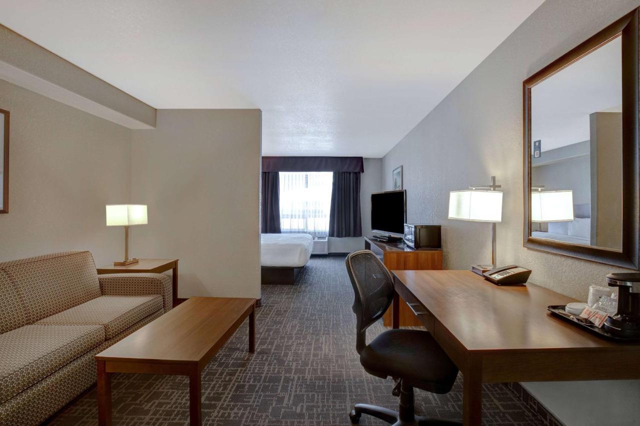 Days Inn & Suites By Wyndham Йорктон Экстерьер фото
