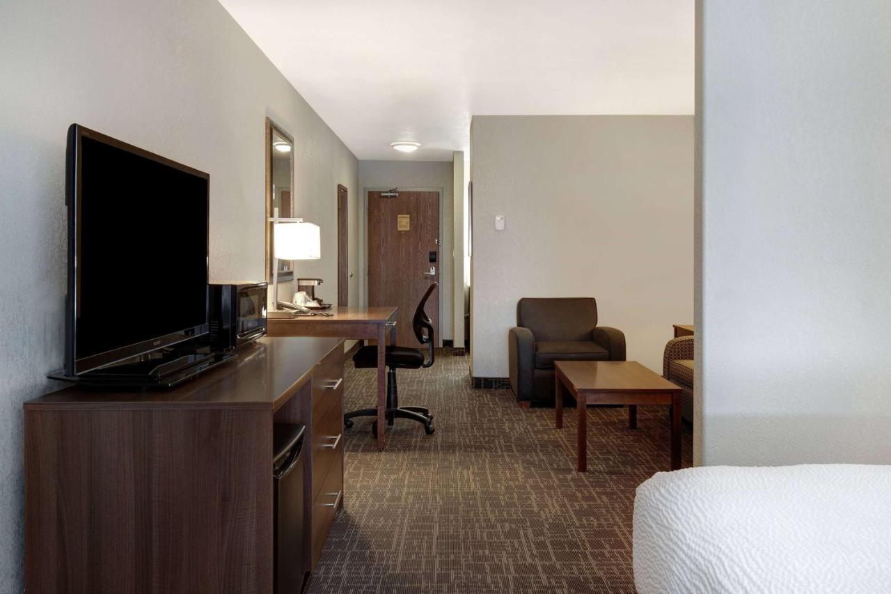 Days Inn & Suites By Wyndham Йорктон Экстерьер фото