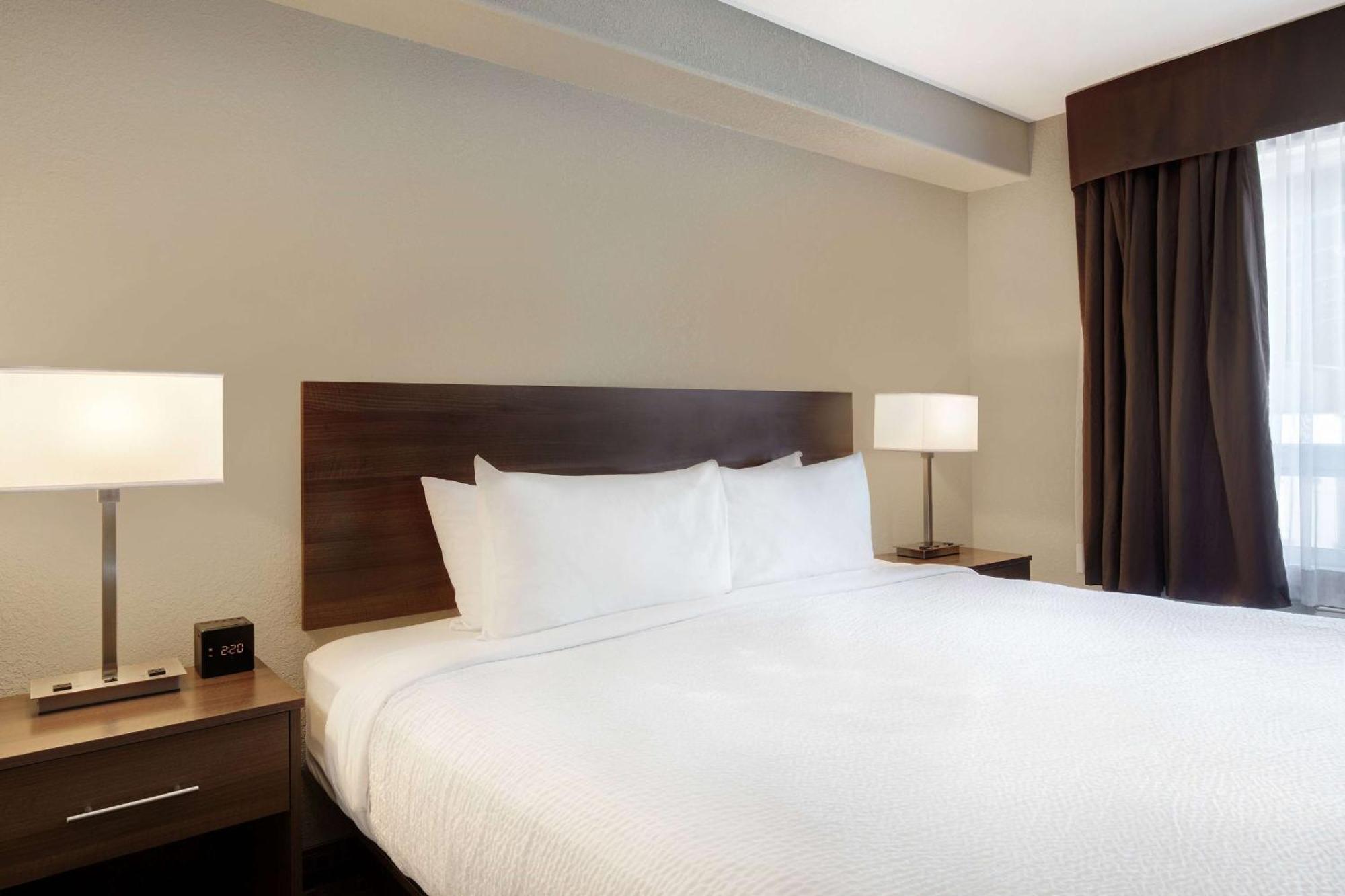 Days Inn & Suites By Wyndham Йорктон Экстерьер фото
