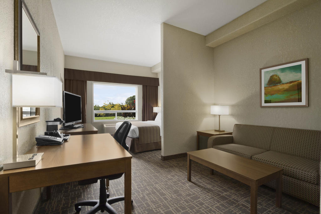 Days Inn & Suites By Wyndham Йорктон Экстерьер фото