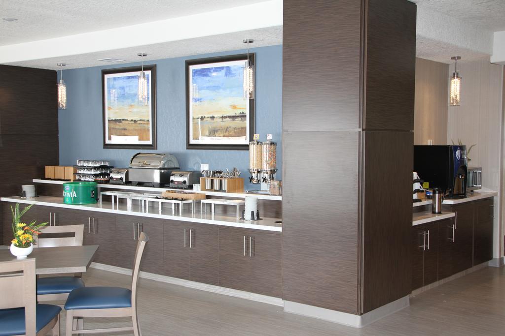 Days Inn & Suites By Wyndham Йорктон Экстерьер фото