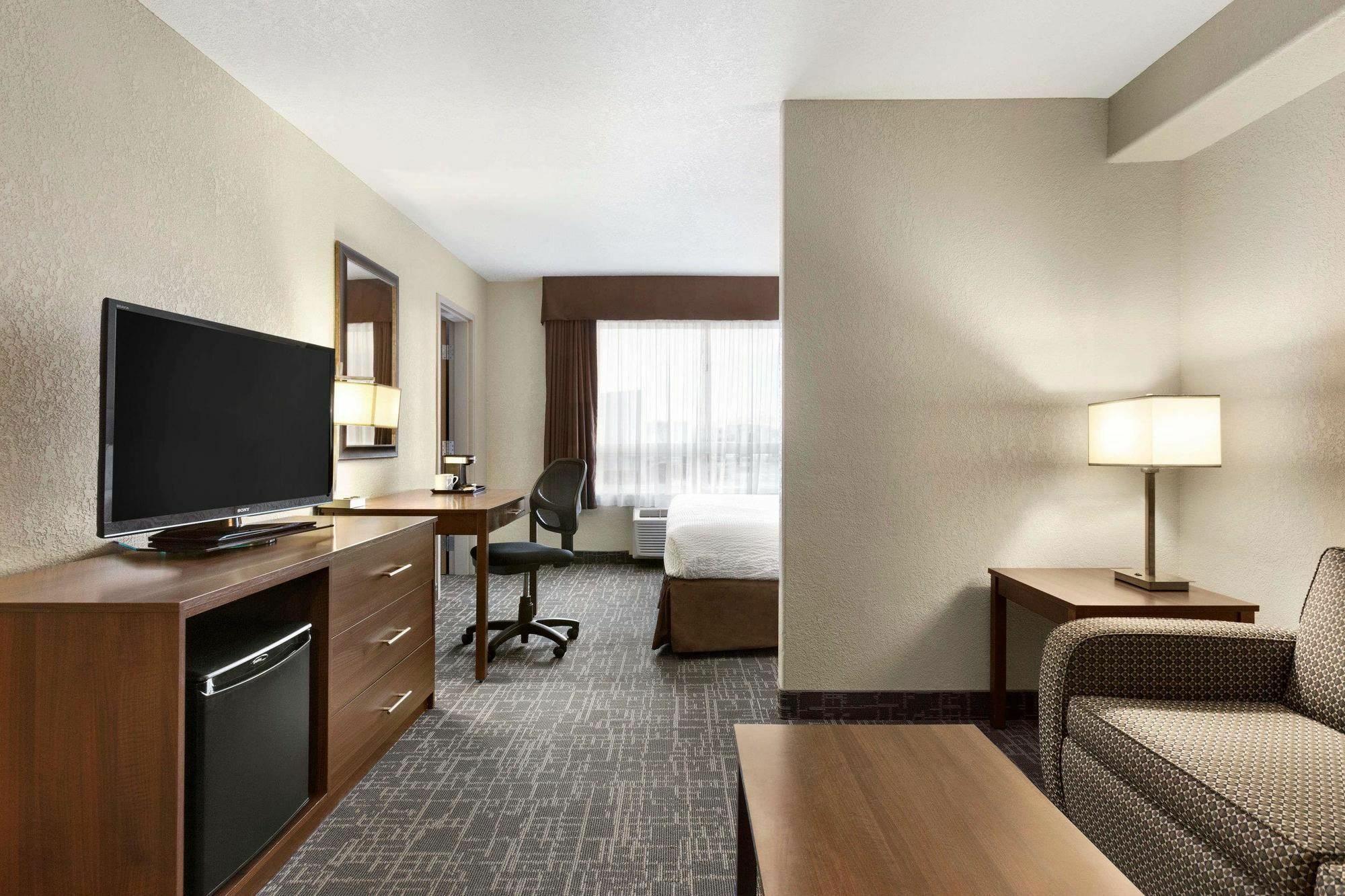 Days Inn & Suites By Wyndham Йорктон Экстерьер фото